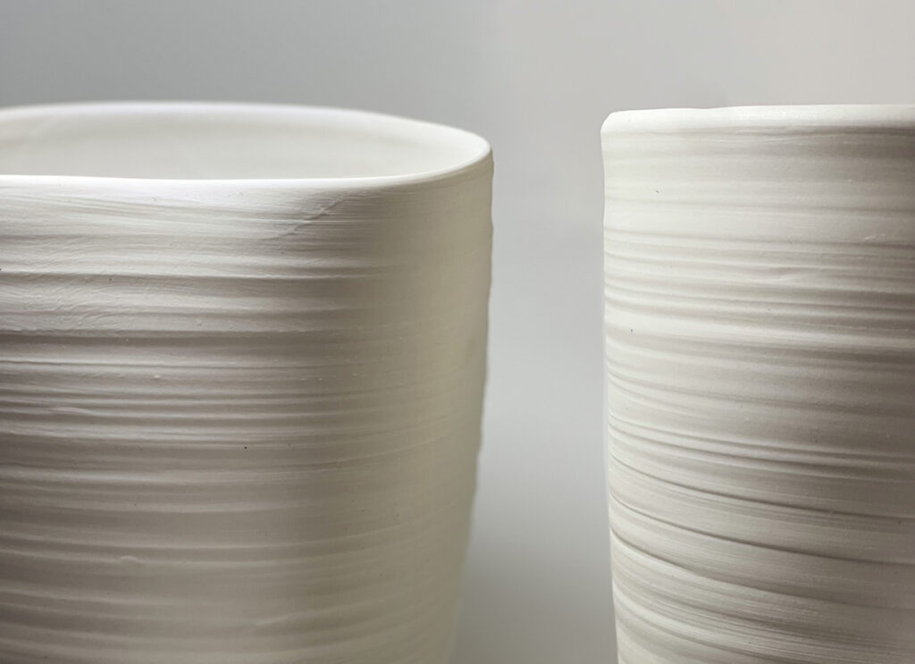 Petra Lindenbauer, Gefäße, 2026
Porzellan, h 21, dm 17 und 15cm
Foto © Petra Lindenbauer